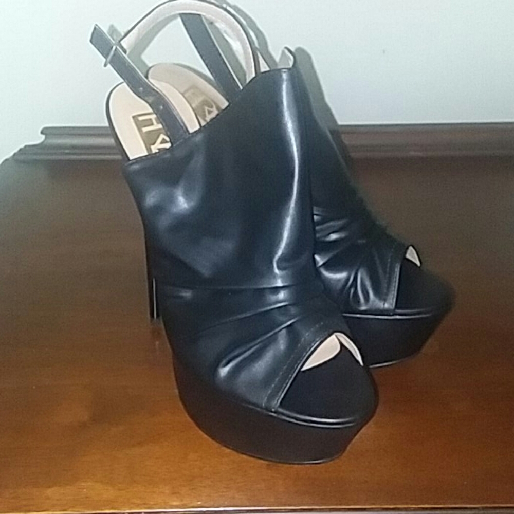 NIB! 6.8 inch Black spiked stiletto sling back w/ 2 in platform and gold buckle